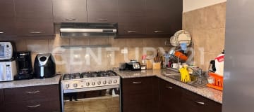 Vendo casa 3 pisos, 3 hab. en Tumbaco con piscina y parqueadero