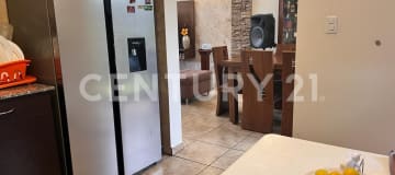 Vendo casa 3 pisos, 3 hab. en Tumbaco con piscina y parqueadero