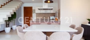 Loft dúplex aterrazado en Cumbayá con vista y 2 parqueaderos
