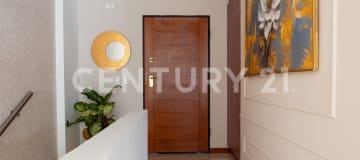 Loft dúplex aterrazado en Cumbayá con vista y 2 parqueaderos