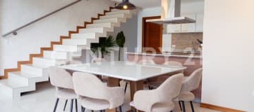 Loft dúplex aterrazado en Cumbayá con vista y 2 parqueaderos