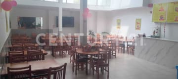 Casa comercial 3 pisos: restaurante + vivienda, lista para ocupar