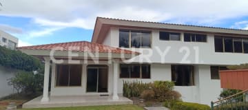 Casa amplia en exclusiva urbanización de Cumbayá con 4 dormitorios