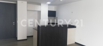 Suite nueva con balcón en zona premium, amenities completos