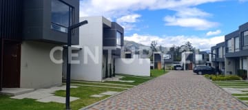 Casa nueva en Santa Rosa con piscina, cancha de pádel y 3 dormitorios