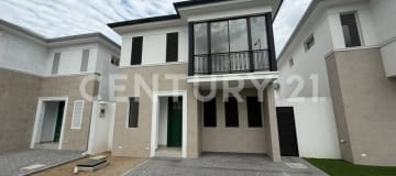 Casa nueva de 131m² frente a área social