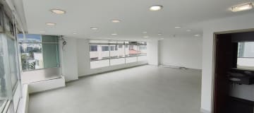 Renta Oficina esquinera 82m2. 2 parqueos. Av Orellana y 6 de diciembre. Edif. Alisal de Orellana.