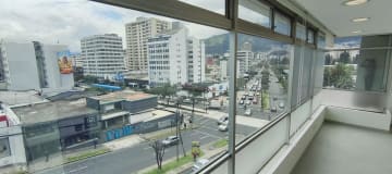 Renta Oficina esquinera 82m2. 2 parqueos. Av Orellana y 6 de diciembre. Edif. Alisal de Orellana.