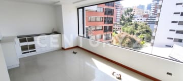 Oficina 135m² en Av. Shyris con vista a La Carolina y 3 parqueaderos