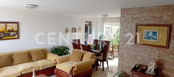 Casa esquinera 2 plantas en Jardines del Bosque con canchas