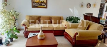 Casa esquinera 2 plantas en Jardines del Bosque con canchas