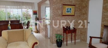 Casa esquinera 2 plantas en Jardines del Bosque con canchas