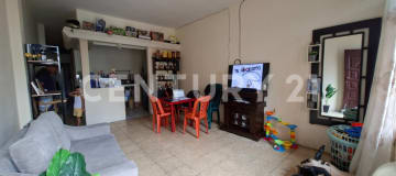 Casa en venta con 4 deptos. y terraza en 29ava y Nobol