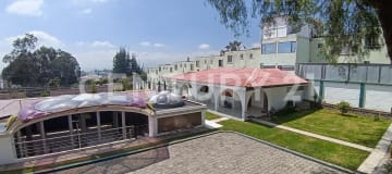 Casa circular con piscina y terreno para proyectos en Calderón