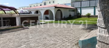 Casa circular con piscina y terreno para proyectos en Calderón