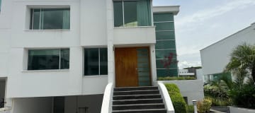 En venta hermosa Casa en Cumbayá dentro de conjunto