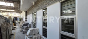 Local comercial 768m² en Av. Víctor Emilio Estrada, Urdesa. $800K