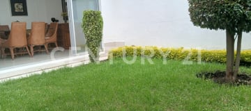 Casa en La Primavera, Cumbayá con jardín privado