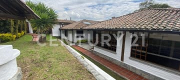 Casa amplia en venta en Cumbayá