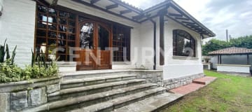Casa amplia en venta en Cumbayá