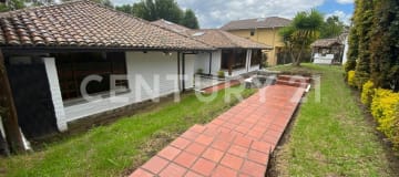 Casa amplia en venta en Cumbayá