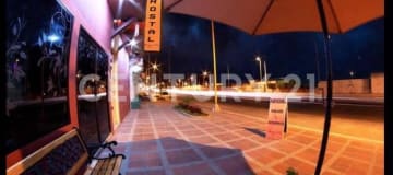 Casa de 2 pisos con 6 habitaciones en venta