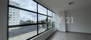 Oficina de estreno con parqueo y bodega en venta