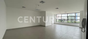 Oficina de estreno con parqueo y bodega en venta