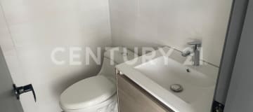 Oficina de estreno con parqueo y bodega en venta