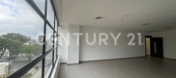 Oficina de estreno con parqueo y bodega en venta