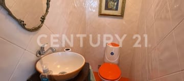 Casa rentera cerca de ESPOCH y parque, 398m², 3 deptos. ¡Invierte ya!