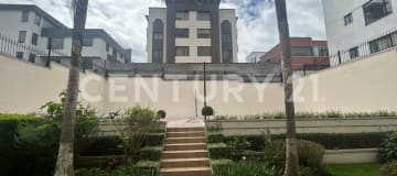 Casa en Monteserrín: 5 dormitorios, 460m² y área de BBQ