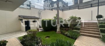 Casa en Monteserrín: 5 dormitorios, 460m² y área de BBQ