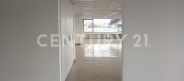 Oficina amplia en norte de Guayaquil: 3 baños y parqueo