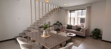 VENTA CASA DE DOS PISOS, 3 DORMITORIOS SECTOR PIFO