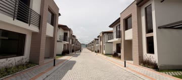 VENTA CASA DE DOS PISOS, 3 DORMITORIOS SECTOR PIFO