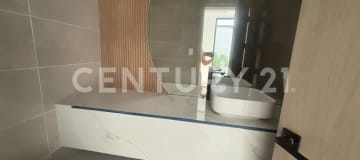 Casa 4 dormitorios con baños privados y parqueo para 2 autos