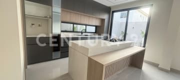 Casa 4 dormitorios con baños privados y parqueo para 2 autos