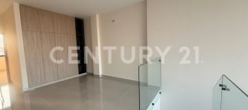 Casa 4 dormitorios con baños privados y parqueo para 2 autos