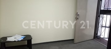 Oficina con vista a la calle en edificio con seguridad