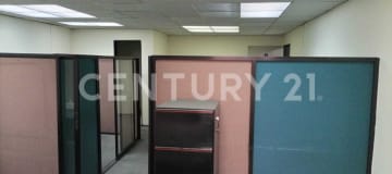 Oficina con vista a la calle en edificio con seguridad