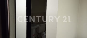 Oficina con vista a la calle en edificio con seguridad