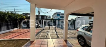 Propiedad comercial en Urdesa Central con alto flujo vehicular