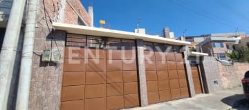 Casa espaciosa ESPOCH: 329m², 5 dormitorios, seguridad y terraza