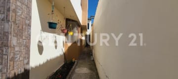 Casa espaciosa ESPOCH: 329m², 5 dormitorios, seguridad y terraza