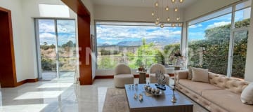 Casa en urbanización privada en Puembo con vista espectacular