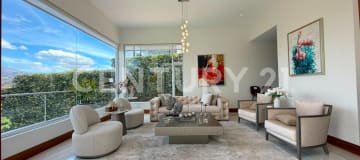 Casa en urbanización privada en Puembo con vista espectacular