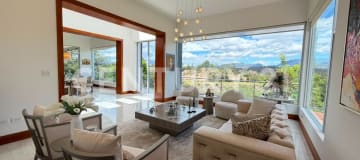 Casa en urbanización privada en Puembo con vista espectacular