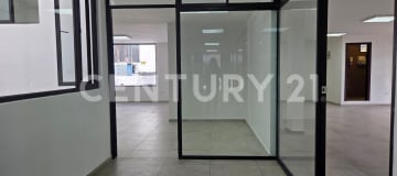 Local comercial 63.50 m² en edificio moderno, ideal para oficinas