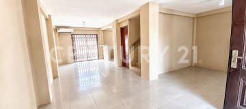 Casa 2 pisos en Av. Narcisa de Jesús con doble seguridad y parqueo